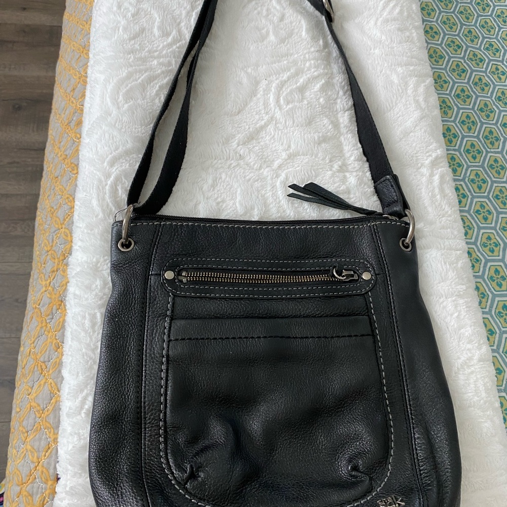 Black Leather Shoulder Bag with Adjustable Strap and Classic Design